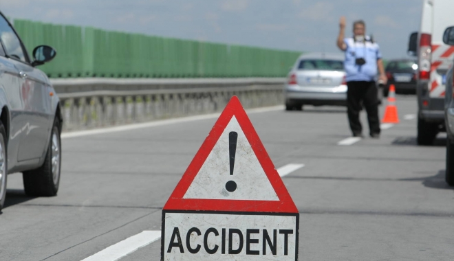 ACCIDENT RUTIER PE AUTOSTRADA BUCUREȘTI-CONSTANȚA. DOUĂ AUTOTURISME ȘI UN AUTOCAR, IMPLICATE. O VICTIMĂ! - accidentautostrada-1462351478.jpg