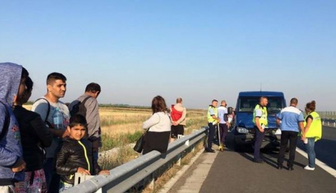ACCIDENT VIOLENT PE AUTOSTRADĂ! 13 persoane implicate, după ce un microbuz și o mașină s-au ciocnit - accidentautostrada2700x336236288-1500532918.jpg