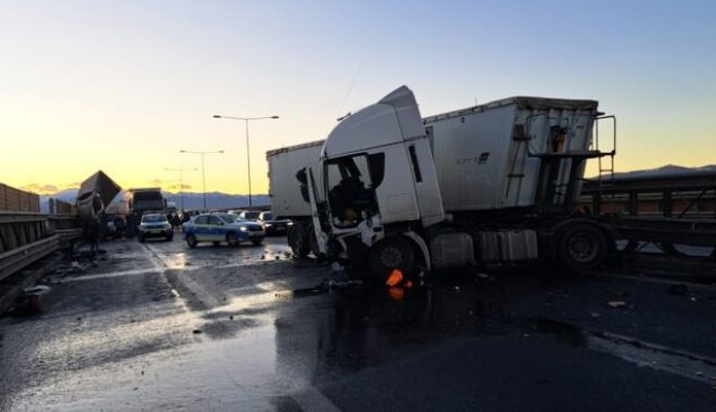 Opt persoane implicate într-un accident rutier pe autostradă; a fost activat Planul Roşu - accidentautostrada640x400-1704437998.jpeg