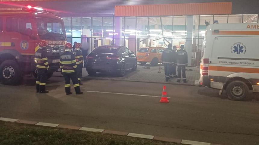 Un autoturism a intrat în vitrina unui magazin. Şoferul a refuzat să meargă la spital - accidentautoturismvitrinasv-1734804082.jpg