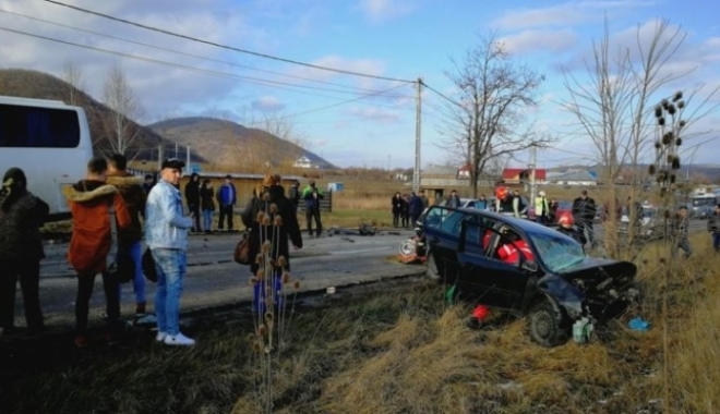 PLAN ROȘU DE INTERVENȚIE! 10 victime, după ce un autoturism și un autocar s-au ciocnit - accidentbacau00746000-1513599513.jpg