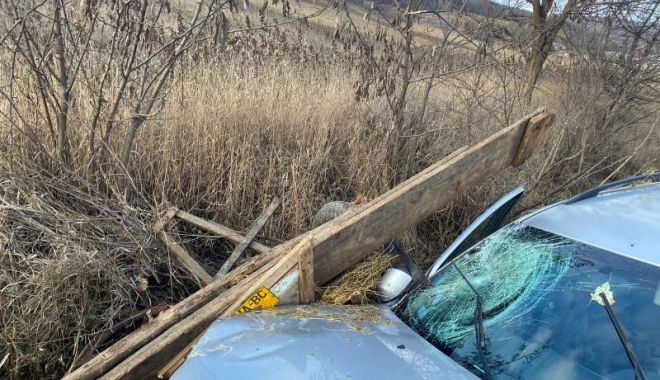 Şase persoane au fost rănite în urma coliziunii dintre un autoturism şi o căruţă - accidentbacau2-1672224287.jpg