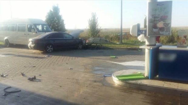 ACCIDENT ÎN BENZINĂRIE! O șoferiță începătoare a lovit pompa și două mașini - accidentbenzinarie92119800-1504441241.jpg