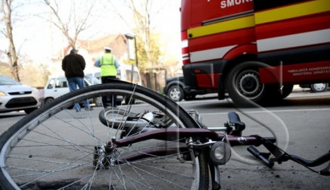 Un biciclist a murit după ce s-a dezechilibrat din cauza vântului și a fost lovit de o mașină - accidentbiciclist-1508852351.jpg