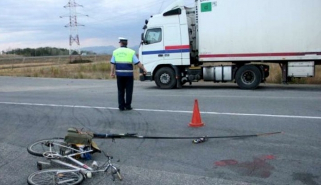 TRAGEDIE RUTIERĂ. Biciclist mort, după ce a fost spulberat de TIR - accidentbiciclistmort37907600-1473058845.jpg