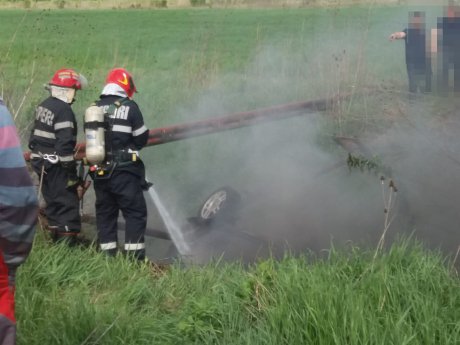 O mașină a luat foc după ce s-a răsturnat într-un șanț - accidentbistrita136829200-1556985849.jpg