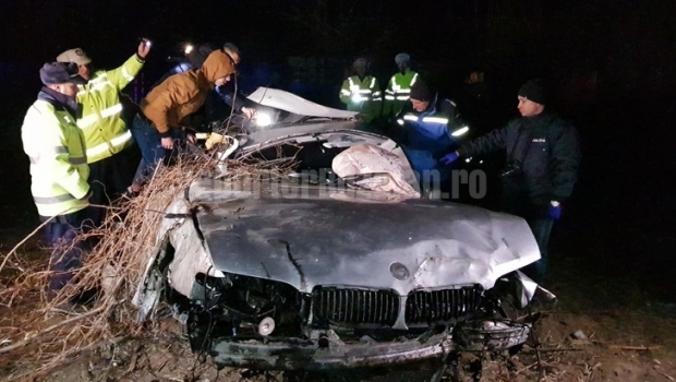DOI MORȚI ȘI UN RĂNIT, în urma unui ACCIDENT. Mașina, scoasă cu buldozerul - accidentbmwnoap277397500-1546764698.jpg