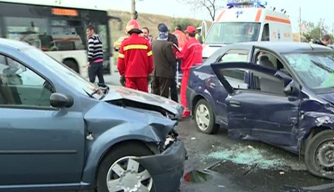 Nu avea permis, a lovit șase mașini dintr-o parcare, după care s-a ascuns - accidentbucuresti07450100-1354778273.jpg