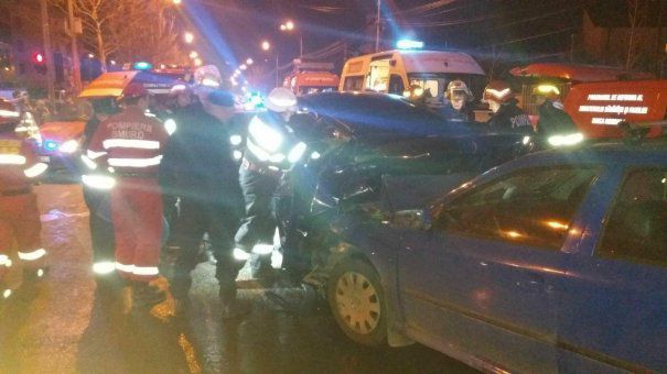 FOTO / GRAV ACCIDENT RUTIER, ÎN ACEASTĂ SEARĂ - accidentbucuresti11martie465x390-1520800275.jpg