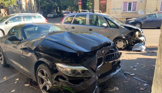 Mașină proiectată într-o casă, într-un accident din centrul Constanței - accidentcentrulconstantei2-1570993698.jpg