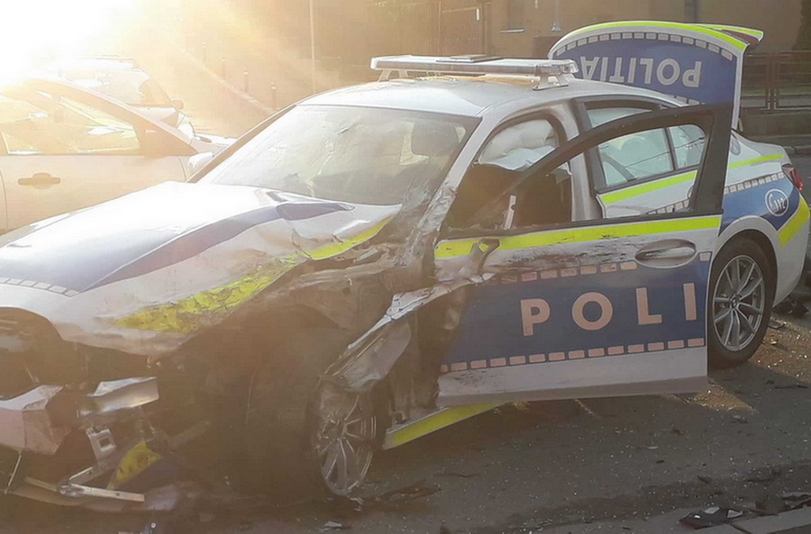 Un vitezoman cu BMW X5 a intrat în mașina poliției, a rănit agentul și a fugit de la locul accidentului