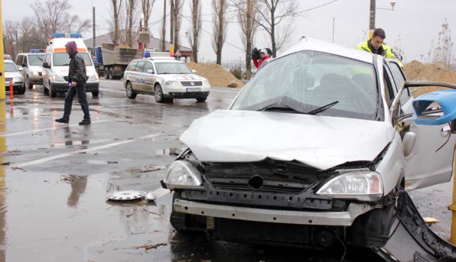 La un pas de tragedie! Un șofer beat s-a oprit cu mașina într-o conductă de gaze - accidentconductagaz-1456334234.jpg