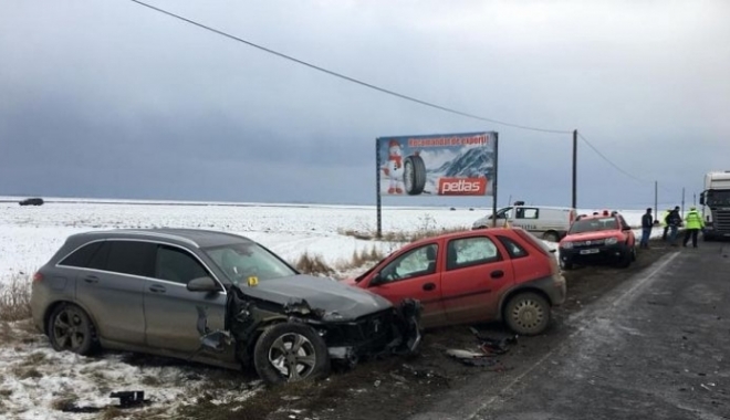 Carambol cu cinci mașini pe DN 11. Trei victime! - accidentcovasna81799600-1514035794.jpg