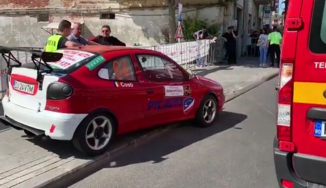 PANICĂ în centrul Craiovei! 6 persoane, între care 2 copii, spulberate de o mașină de raliu - accidentcraiovasuperrally-1568457847.jpg