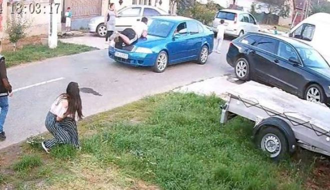 A trecut cu mașina peste un copil care se juca pe stradă și a fugit