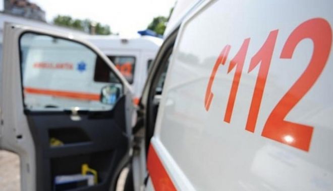 ACCIDENT RUTIER! Trei tineri au ajuns la spital, după ce s-au răsturnat cu maşina - accidentcumplitlacovasnaoambulan-1657995974.jpg