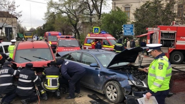 Accident cu trei mașini! Șase persoane, între care și un copil, sunt rănite - accidentcuvictimeinzonascolii3tr-1555413237.jpg