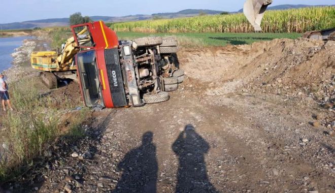 Bărbat decedat, după ce o autobasculantă plină cu pietriș a căzut peste el - accidentdemunca1-1534405992.jpg