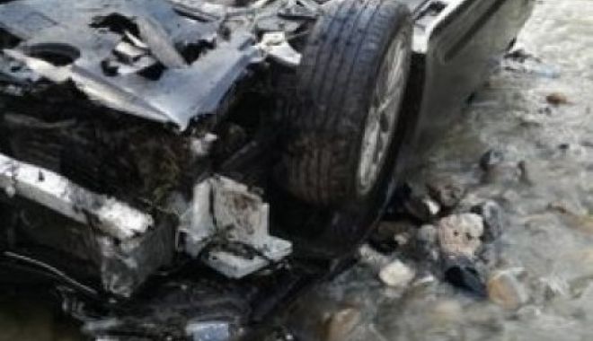 CLIPE TERIBILE, DUPĂ CE AU PLONJAT CU MAȘINA ÎN APĂ - accidentdn1555042869500-1529135237.jpg