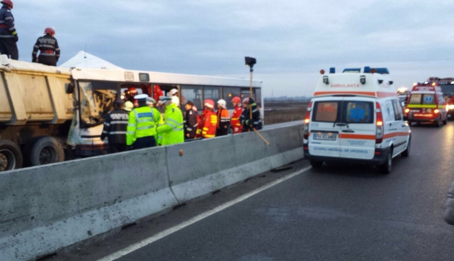 ACCIDENT GRAV pe Autostradă. Microbuz PLIN DE PASAGERI făcut praf - accidentdn1strejnic-1460533376.jpg