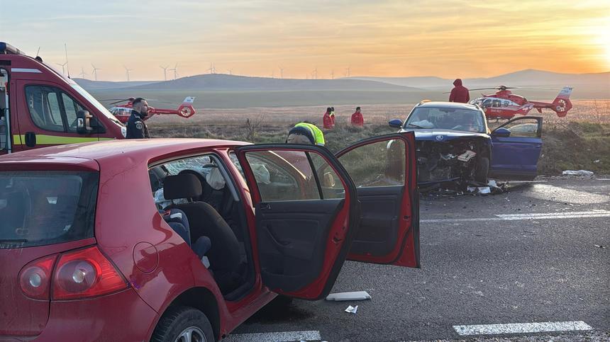 Trei persoane, rănite după ce două autoturisme s-au ciocnit pe DN 22 Tulcea-Constanţa - accidentdn22tulcea-1739550554.jpg