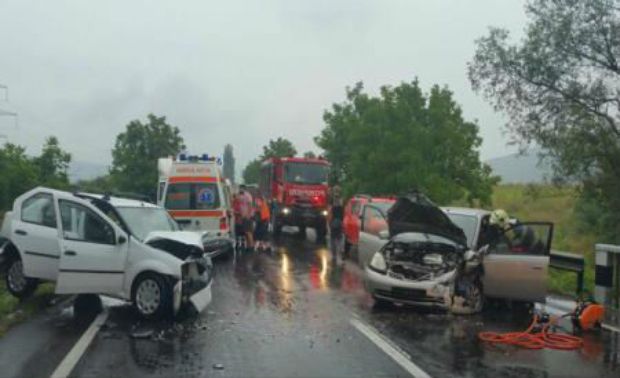 Grav accident rutier pe DN 7, din cauza oboselii. Sunt 5 victime! - accidentdn7veteluhunedoara1-1502123484.jpg