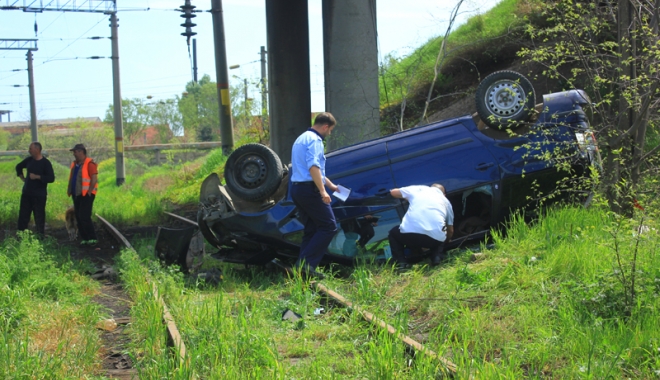 Accidente rutiere grave pe străzile Constanței! O femeie a zburat cu mașina de pe pod, alți doi șoferi s-au făcut praf - accidente-1460996200.jpg