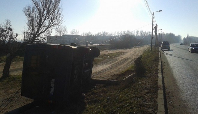 Galerie Foto. Accident în lanț la Eforie. O mașină a derapat din cauza poleiului și s-a înfipt într-un pom. SMURD-ul sosit, izbit de altă mașină - accidenteforie7-1387542648.jpg