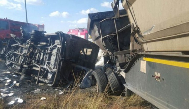 SCENE DRAMATICE / 20 de ELEVI au murit, după ce microbuzul școlar a intrat într-un camion și a explodat - accidentelevimicrobuz264749200-1492842587.jpg
