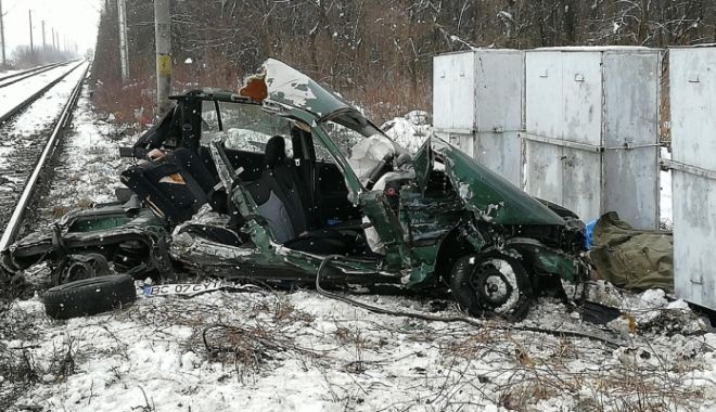 Două persoane au murit, după ce mașina în care se aflau a fost lovită de tren - accidentferociarstolnicenifotone-1519380690.jpg