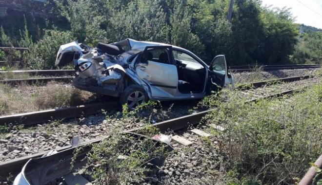 IMPACT TERIBIL, după ce un șofer A TRECUT PE ROȘU, PE CALEA FERATĂ - accidentferoviar-1470502229.jpg