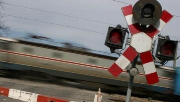 Mașină lovită de tren / Șoferul, în stare critică la spital. A trecut pe roșu! - accidentferoviar1055500063453000-1494150685.jpg