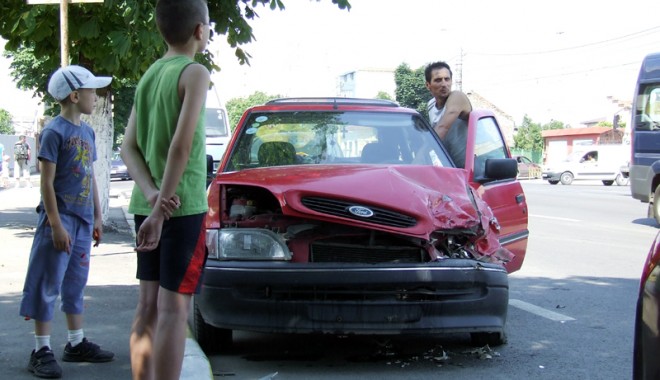 Impact violent pe b-dul IC Brătianu - accidentfordbmw-1310400444.jpg