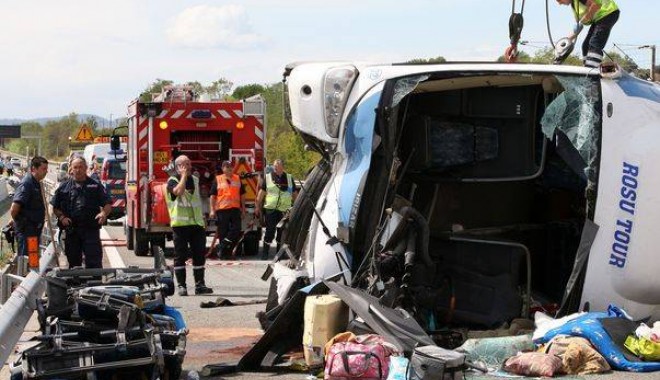 Autocar plin cu turiști, implicat într-un grav accident rutier: 44 morți, 11 răniți - accidentfranta109009dbf7d-1407672429.jpg