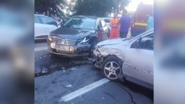Anchetă, după ce mașina unui polițist ar fi fost implicată într-un accident. Agentul, suspectat că a fugit - accidentgalati58178400-1530272020.jpg