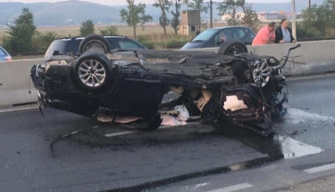 TRAGEDIE DIN CAUZA VITEZEI! Doi morți și un rănit. Un BMW a zburat peste parapeții de beton și a ajuns pe contrasens - accidentggg62215400-1504425503.jpg