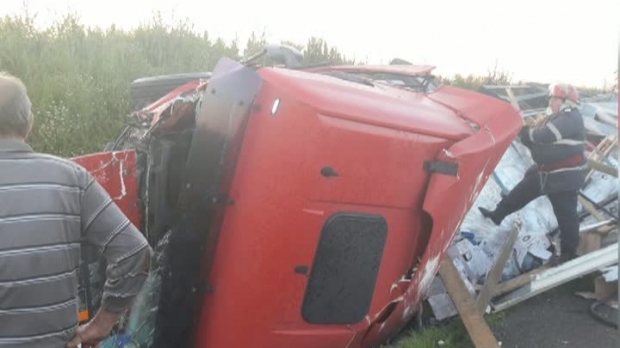 ACCIDENT VIOLENT. UN TIR S-A CIOCNIT CU O DUBĂ. UNUL DINTRE ȘOFERI A MURIT - accidentgr193551000-1497418272.jpg