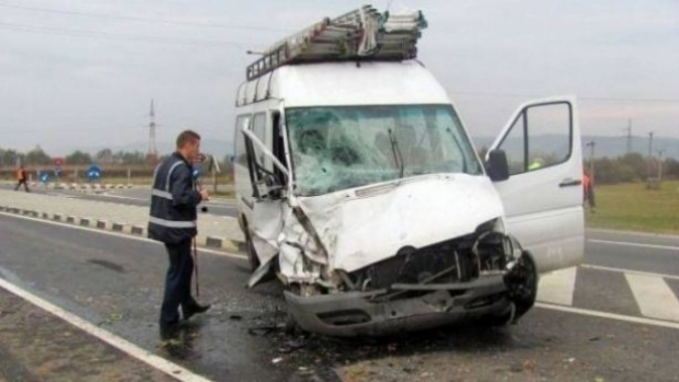 Grav accident rutier. Un microbuz și un TIR s-au ciocnit. 16 victime - accidentgrav67217700-1486106498.jpg