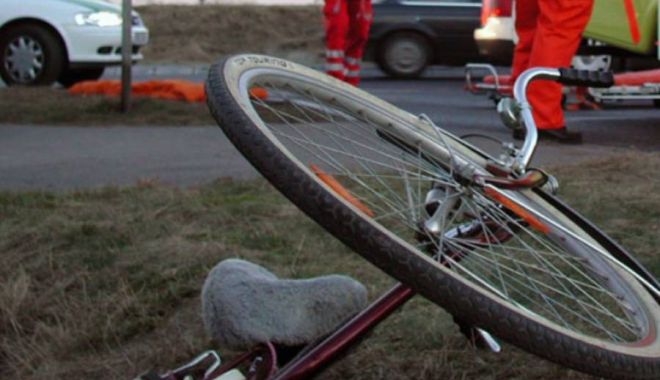 Ghinion teribil pentru un biciclist! La spital, după ce a fost lovit de TREI ori într-o zi! - accidentgravbiciclistlovitdeomas-1526903590.jpg