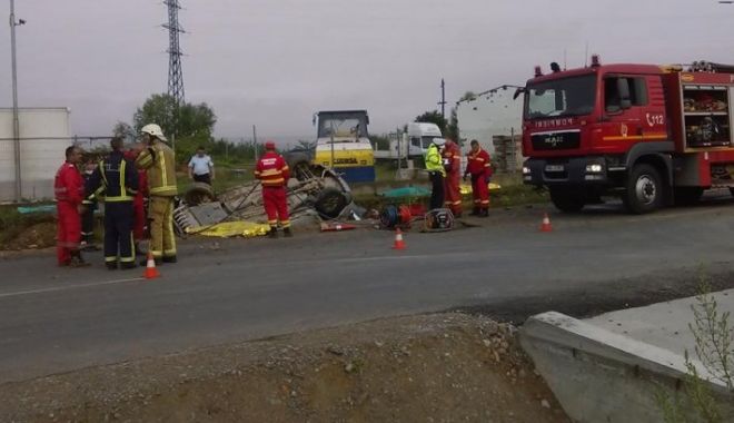 Accident cumplit! Patru oameni au murit după ce mașina în care se aflau s-a răsturnat - accidentgravdn76iesirebeius22025-1531049386.jpg