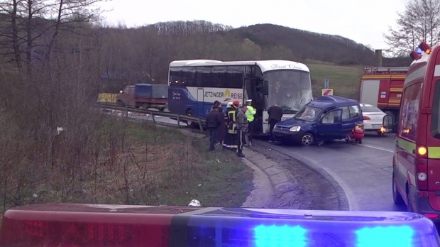 Accident între un autocar, un microbuz și o autoutilitară. Sunt 11 răniți! - accidentgravinbihorintreunautoca-1531723527.jpg