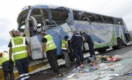 Grav accident rutier! Un autocar cu 46 de pasageri s-a răsturnat - accidentgravinclujunmortsi18rani-1416038654.jpg