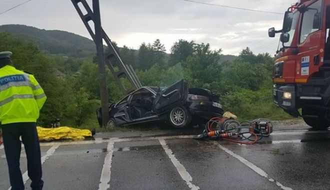 Doi morți și trei răniți grav, după ce o dubă s-a ciocnit cu un autoturism - accidenthorezu69860000-1526973719.jpg