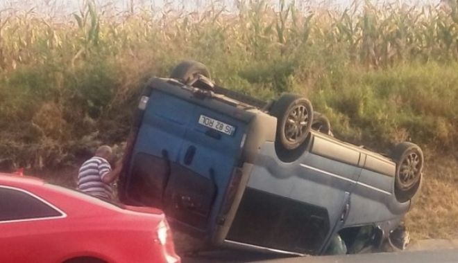GRAV ACCIDENT! 10 persoane au fost rănite după ce un microbuz cu muncitori a lovit o mașină - accidentiasi43338100-1535352377.jpg