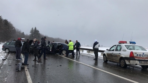 Accident cu șase victime! Două autoturisme s-au ciocnit frontal - accidentilisesti170600400-1550842694.jpg