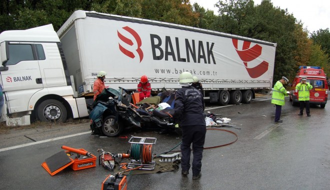 ACCIDENT RUTIER / Carambol cu TIR-uri la Dorobanțu - accidentincurba-1329982440.jpg
