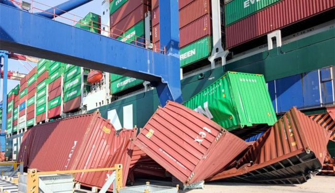 Accident la descărcarea unui portcontainer - accidentladescarcareaunuiportcon-1662022223.jpg
