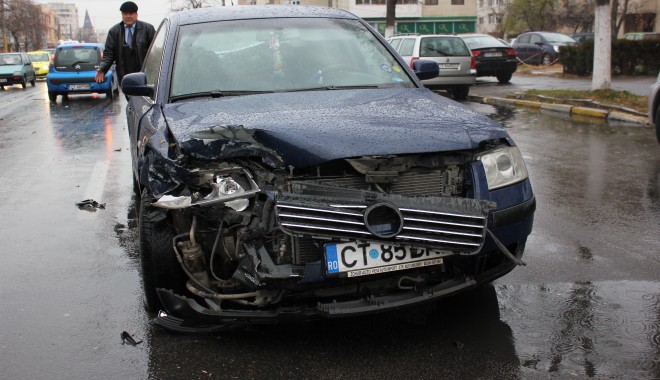 Autoturisme distruse într-un accident rutier, la Dacia (GALERIE FOTO) - accidentlapusneanu5-1323163349.jpg