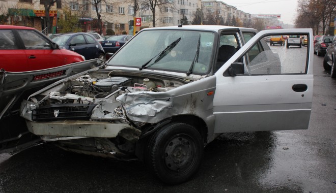 Trei mașini implicate într-un accident rutier, la Dacia - accidentlapusneanu8-1323164023.jpg