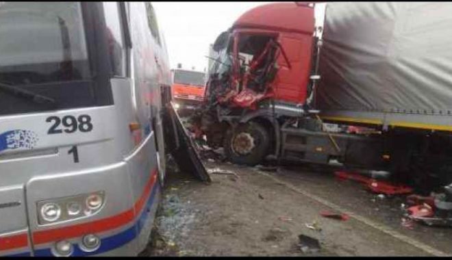 Un TIR a lovit un autobuz cu 40 de persoane! Mai mulți răniți - accidentloloiasca05991000-1525765430.jpg